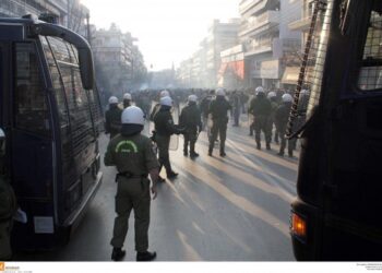 Σκηνικό πολέμου στη Θεσσαλονίκη – Οπαδοί του ΠΑΟΚ όρμηξαν στα γραφεία της Χρυσής Αυγής για τον Κάτσε