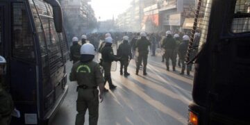 Σκηνικό πολέμου στη Θεσσαλονίκη – Οπαδοί του ΠΑΟΚ όρμηξαν στα γραφεία της Χρυσής Αυγής για τον Κάτσε