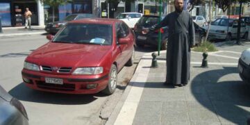 Προβλήματα δημιουργούν τα παράνομα σταθμευμένα αυτοκίνητα στις εισόδους του Ι.Ν. Αγίας Τριάδος