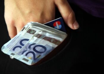 Απροειδοποίητα η Εφορία θα “βάζει χέρι” στις καταθέσεις όσων έχουν ληξιπρόθεσμα χρέη