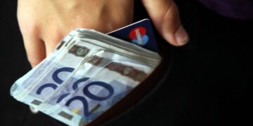 Απροειδοποίητα η Εφορία θα “βάζει χέρι” στις καταθέσεις όσων έχουν ληξιπρόθεσμα χρέη