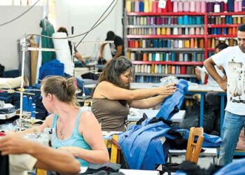 Ελληνίδες δουλεύουν για 3€ την ώρα