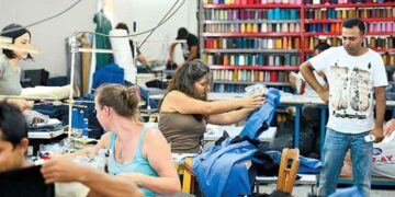 Ελληνίδες δουλεύουν για 3€ την ώρα