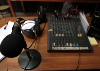 Δημόσιο: έκλεισε η λίστα με 2.000 απολύσεις ως το τέλος του 2013 – Η “μπάλα” παίρνει και τα δημοτικά ραδιόφωνα