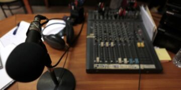 Δημόσιο: έκλεισε η λίστα με 2.000 απολύσεις ως το τέλος του 2013 – Η “μπάλα” παίρνει και τα δημοτικά ραδιόφωνα