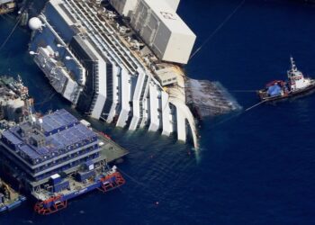 Εντυπωσιακές φωτογραφίες λίγο πριν την ανέλκυση του Costa Concordia