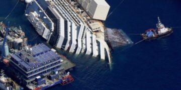 Εντυπωσιακές φωτογραφίες λίγο πριν την ανέλκυση του Costa Concordia