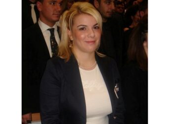 Οι κουκούλες και οι μαύρες μπλούζες