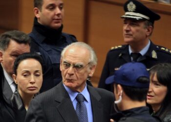 Ο πρώην υπουργός Άκης Τσοχατζόπουλος (Κ) και η σύζυγός του Βίκυ Σταμάτη (2Α) οδηγούνται στο εδώλιο του κατηγορουμένου στο Τριμελές Εφετείο Κακουργημάτων, Αθήνα, Δευτέρα 22 Απριλίου 2013. Ενώπιον του Τριμελούς Εφετείου Κακουργημάτων άρχισε η δίκη του 'Ακη Τσοχατζόπουλου και των 18 συγκατηγορουμένων του στην υπόθεση διακίνησης παράνομου χρήματος από «μίζες» εξοπλιστικών προγραμμάτων που φέρεται να διακίνησε ο πρώην υπουργός. ΑΠΕ-ΜΠΕ/ΑΠΕ-ΜΠΕ/ΣΥΜΕΛΑ ΠΑΝΤΖΑΡΤΖΗ