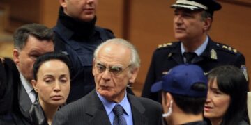 Ο πρώην υπουργός Άκης Τσοχατζόπουλος (Κ) και η σύζυγός του Βίκυ Σταμάτη (2Α) οδηγούνται στο εδώλιο του κατηγορουμένου στο Τριμελές Εφετείο Κακουργημάτων, Αθήνα, Δευτέρα 22 Απριλίου 2013. Ενώπιον του Τριμελούς Εφετείου Κακουργημάτων άρχισε η δίκη του 'Ακη Τσοχατζόπουλου και των 18 συγκατηγορουμένων του στην υπόθεση διακίνησης παράνομου χρήματος από «μίζες» εξοπλιστικών προγραμμάτων που φέρεται να διακίνησε ο πρώην υπουργός. ΑΠΕ-ΜΠΕ/ΑΠΕ-ΜΠΕ/ΣΥΜΕΛΑ ΠΑΝΤΖΑΡΤΖΗ