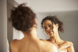 photolibrary_rf_photo_of_woman_applying_lotion