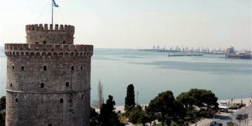 Νεαρός απειλεί να ανατιναχθεί μπροστά στο Λευκό Πύργο