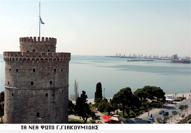 Νεαρός απειλεί να ανατιναχθεί μπροστά στο Λευκό Πύργο