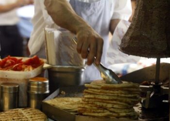 Οι Έλληνες ανοίγουν καφετέριες, σουβλατζίδικα και κομμωτήρια