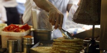 Οι Έλληνες ανοίγουν καφετέριες, σουβλατζίδικα και κομμωτήρια