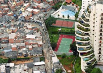 85 άνθρωποι κερδίζουν όσα ο μισός πλανήτης