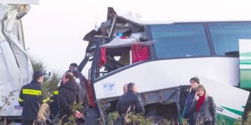 Επιβαίνουσα φοιτήτρια: «Το λεωφορείο έπεσε στη νταλίκα χωρίς να κόψει ταχύτητα»