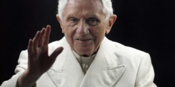 O πάπας Βενέδικτος «ξήλωσε» 400 παιδόφιλους ιερείς