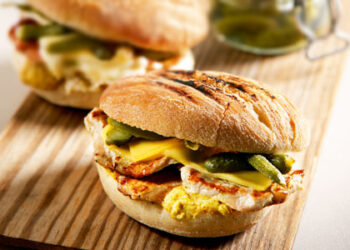 Μπέργκερ με χοιρινά μπριζολάκια, μουστάρδα και αγγουράκι τουρσί