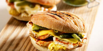 Μπέργκερ με χοιρινά μπριζολάκια, μουστάρδα και αγγουράκι τουρσί