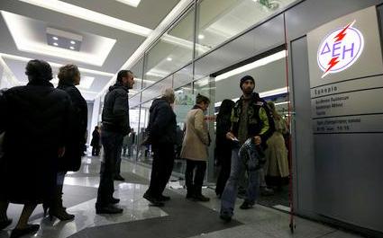 Πολίτες περιμένουν στην ουρά για να πληρώσουν τον λογαριασμό της ΔΕΗ στα κεντρικά γραφεία του οργανισμού στην Αθήνα, την Τρίτη 22 Νοεμβρίου 2011. ΑΠΕ-ΜΠΕ/ΑΠΕ-ΜΠΕ/ΑΛΚΗΣ ΚΩΝΣΤΑΝΤΙΝΙΔΗΣ