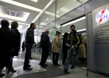 Πολίτες περιμένουν στην ουρά για να πληρώσουν τον λογαριασμό της ΔΕΗ στα κεντρικά γραφεία του οργανισμού στην Αθήνα, την Τρίτη 22 Νοεμβρίου 2011. ΑΠΕ-ΜΠΕ/ΑΠΕ-ΜΠΕ/ΑΛΚΗΣ ΚΩΝΣΤΑΝΤΙΝΙΔΗΣ