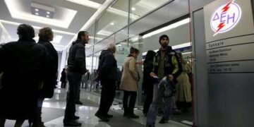 Πολίτες περιμένουν στην ουρά για να πληρώσουν τον λογαριασμό της ΔΕΗ στα κεντρικά γραφεία του οργανισμού στην Αθήνα, την Τρίτη 22 Νοεμβρίου 2011. ΑΠΕ-ΜΠΕ/ΑΠΕ-ΜΠΕ/ΑΛΚΗΣ ΚΩΝΣΤΑΝΤΙΝΙΔΗΣ