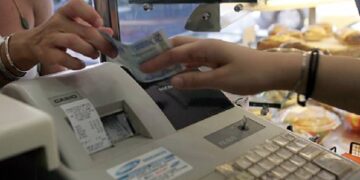 Παρατείνεται η εφαρμογή του μειωμένου συντελεστή ΦΠΑ στην εστίαση