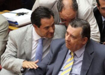 Το φιλί της αγάπης αντάλλαξαν Άδωνις και Καρατζαφέρης