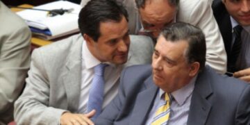 Το φιλί της αγάπης αντάλλαξαν Άδωνις και Καρατζαφέρης