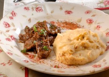 Γλυκόξινο μοσχάρι με πικάντικο πουρέ πατάτας