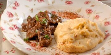 Γλυκόξινο μοσχάρι με πικάντικο πουρέ πατάτας