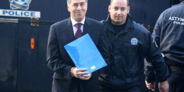 Ο πρώην δήμαρχος Θεσσαλονίκης Βασίλης Παπαγεωργόπουλος (Α) εισέρχεται στο δικαστικό μέγαρο όπου σήμερα ξεκινά σε δεύτερο βαθμό η δίκη στο Πενταμελές Εφετείο Κακουργημάτων Θεσσαλονίκης για την υπόθεση υπεξαίρεσης από τα ταμεία του δήμου Θεσσαλονίκης. Θεσσαλονίκη, Πέμπτη 16 Ιανουαρίου 2014 ΑΠΕ ΜΠΕ/PIXEL/Σωτήρης Μπαρμπαρούσης