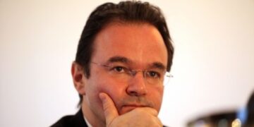 136 δικογραφίες στη Βουλή και παρέπεμψαν μόνο τον Παπακωνσταντίνου!