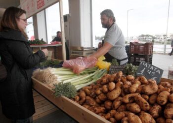 Φτωχότερα κατά 2,6 δισ. ευρώ σε ένα χρόνο τα ελληνικά νοικοκυριά
