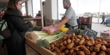 Φτωχότερα κατά 2,6 δισ. ευρώ σε ένα χρόνο τα ελληνικά νοικοκυριά