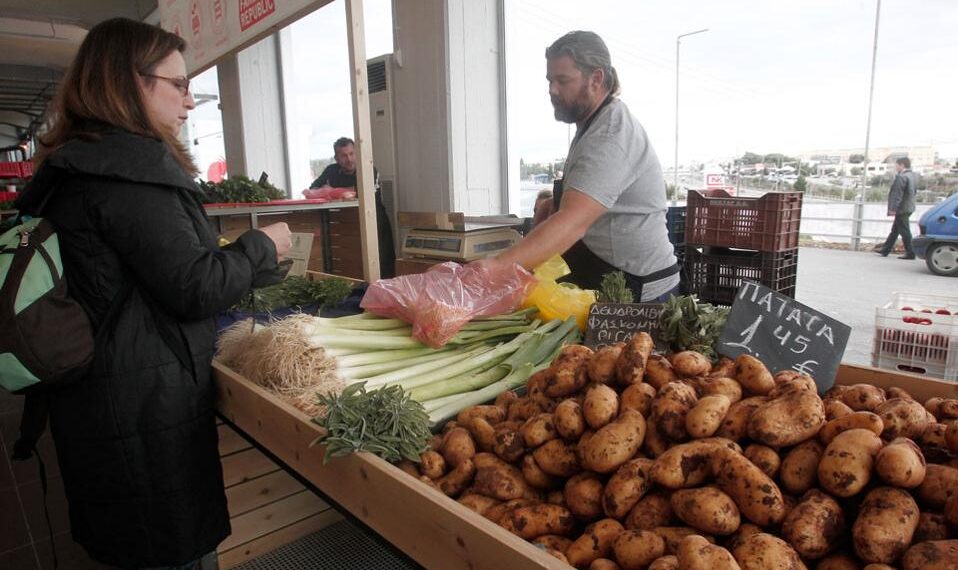Φτωχότερα κατά 2,6 δισ. ευρώ σε ένα χρόνο τα ελληνικά νοικοκυριά