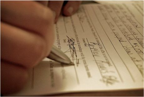 Συνεχίζεται η αποχή των συμβολαιογράφων