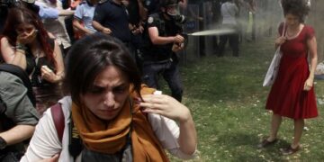 Η δικαίωση της γυναίκας με το κόκκινο φόρεμα;