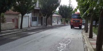 Ασφαλτοστρώνεται επιτέλους η "πολύπαθη" οδός Ιωνίας στην Κοζάνη – Νησίδα στο γεφυράκι του Ο.Σ.Ε. προανήγγειλε μέσω του "Π" ο αντιδήμαρχος