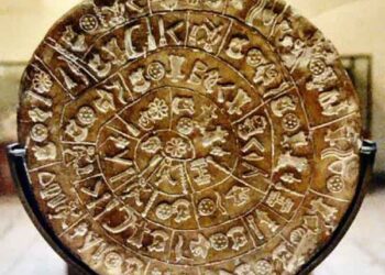 Ο Δρ. Γκάρεθ Όουενς διαβάζει στην Αιανή το Δίσκο της Φαιστού