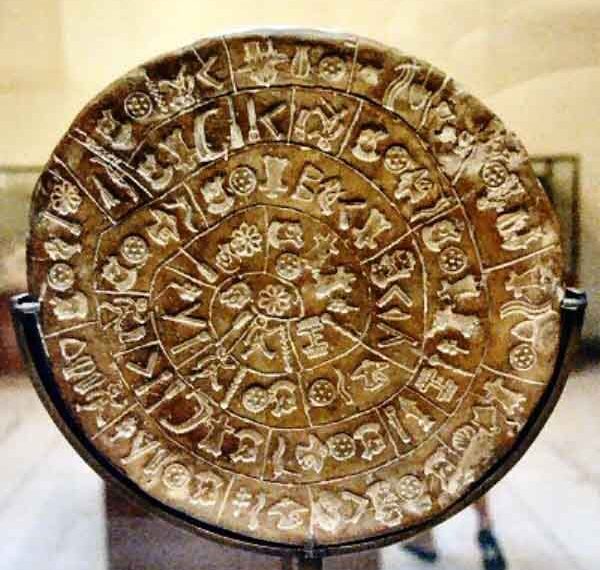 Ο Δρ. Γκάρεθ Όουενς διαβάζει στην Αιανή το Δίσκο της Φαιστού