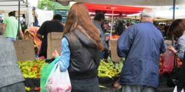 ΕΠΙΤΡΟΠΗ ΑΓΩΝΑ ΠΑΡΑΓΩΓΩΝ ΜΙΚΡΟΠΩΛΗΤΩΝ ΛΑΪΚΩΝ ΑΓΟΡΩΝ ΕΟΡΔΑΙΑΣ: Κίνδυνος να πεταχτούν από τις λαϊκές αγορές οι φτωχοί μικροπωλητές