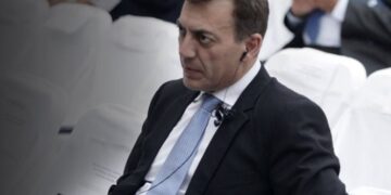 Η ώρα της κρίσης για ομαδικές απολύσεις και ασφαλιστικό