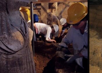 Αμφίπολη: Βρέθηκε μαρμάρινη θύρα στον τρίτο θάλαμο και καρφιά