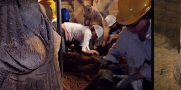 Αμφίπολη: Βρέθηκε μαρμάρινη θύρα στον τρίτο θάλαμο και καρφιά