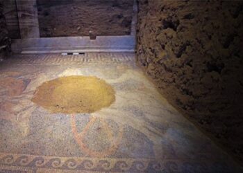 Αμφίπολη: Αποκαλύφθηκε η Περσεφόνη στο ψηφιδωτό – Φορά λευκό χιτώνα