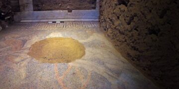 Αμφίπολη: Αποκαλύφθηκε η Περσεφόνη στο ψηφιδωτό – Φορά λευκό χιτώνα