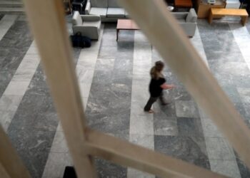 Νέες μειώσεις μισθών και επιδομάτων στο Δημόσιο.Τι ζητάει για τις ΔΕΚΟ η τρόικα