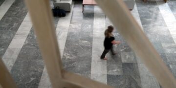 Νέες μειώσεις μισθών και επιδομάτων στο Δημόσιο.Τι ζητάει για τις ΔΕΚΟ η τρόικα